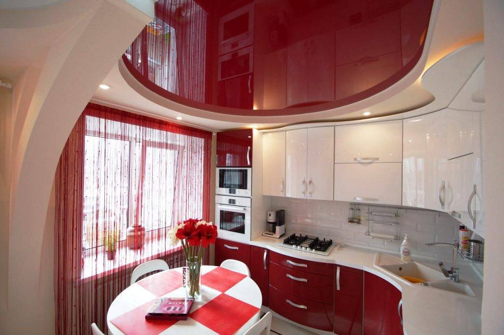 Натяжной потолок на кухне - 90 фото и видео примеры красивого дизайна потолочных конструкций