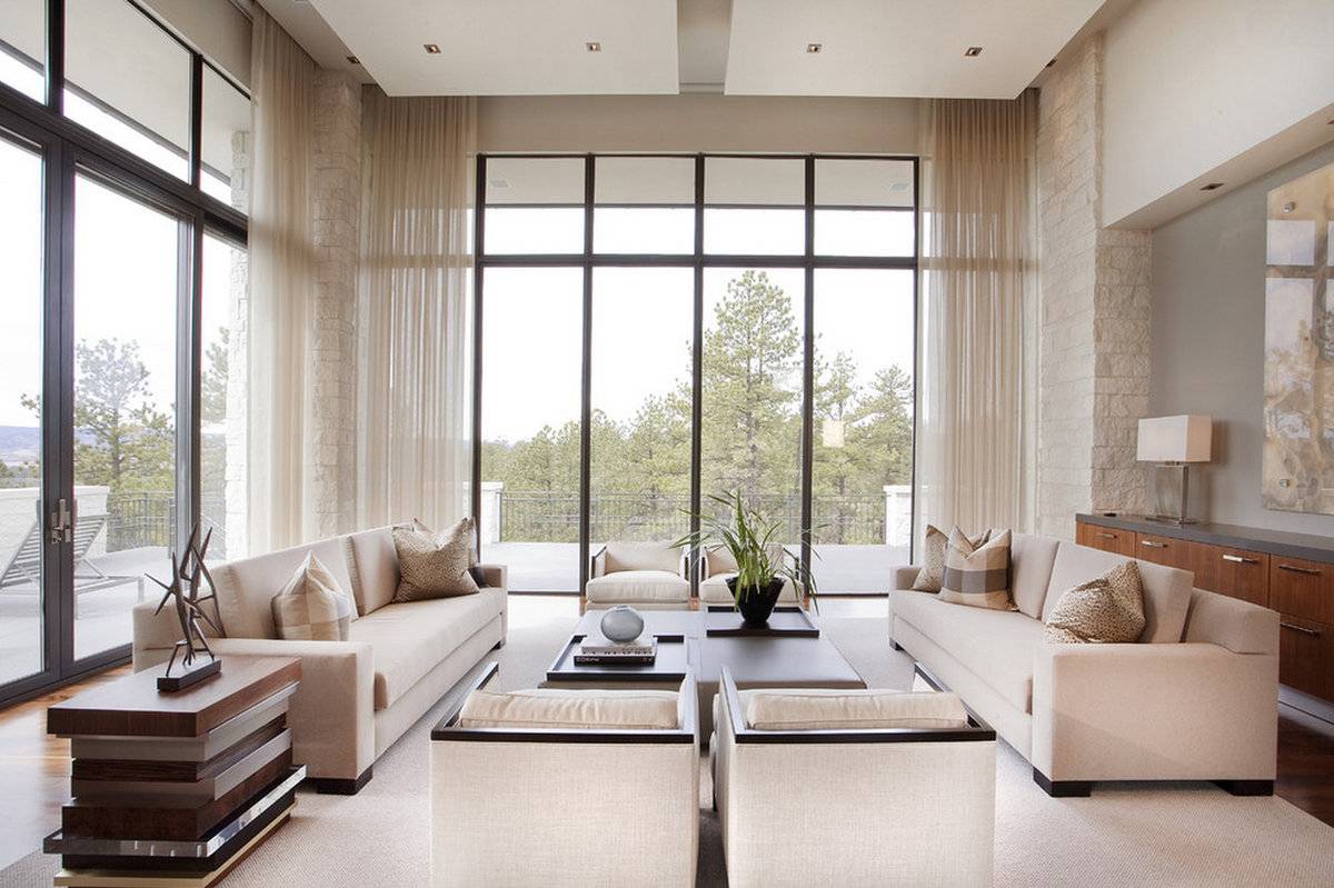 Дизайн гостиной с двумя окнами, 21 идея оформления интерьера