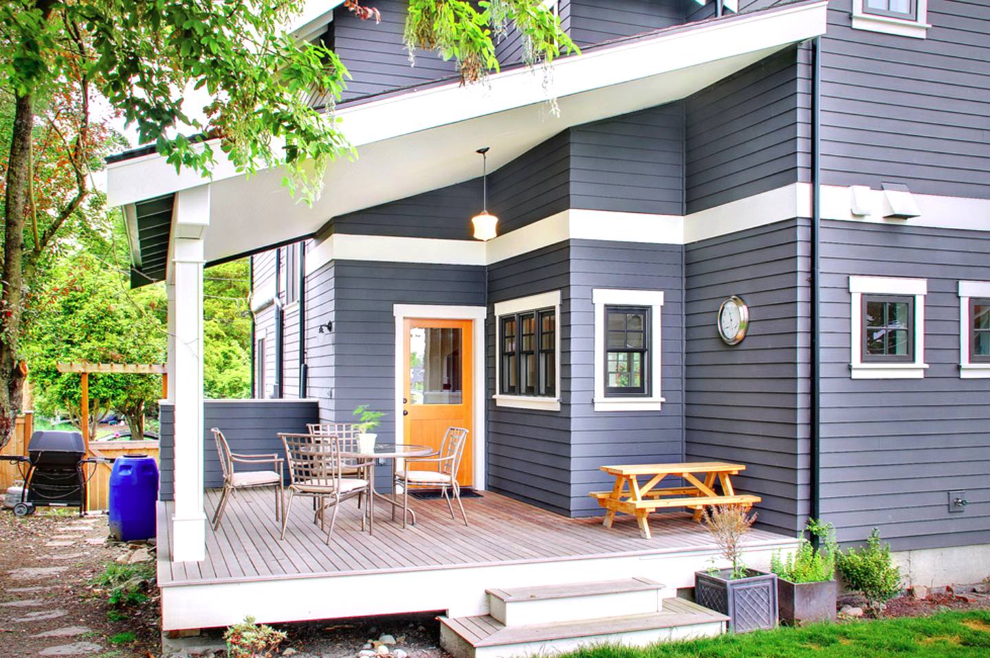 Чем покрасить деревянный дом снаружи? фото покраски.