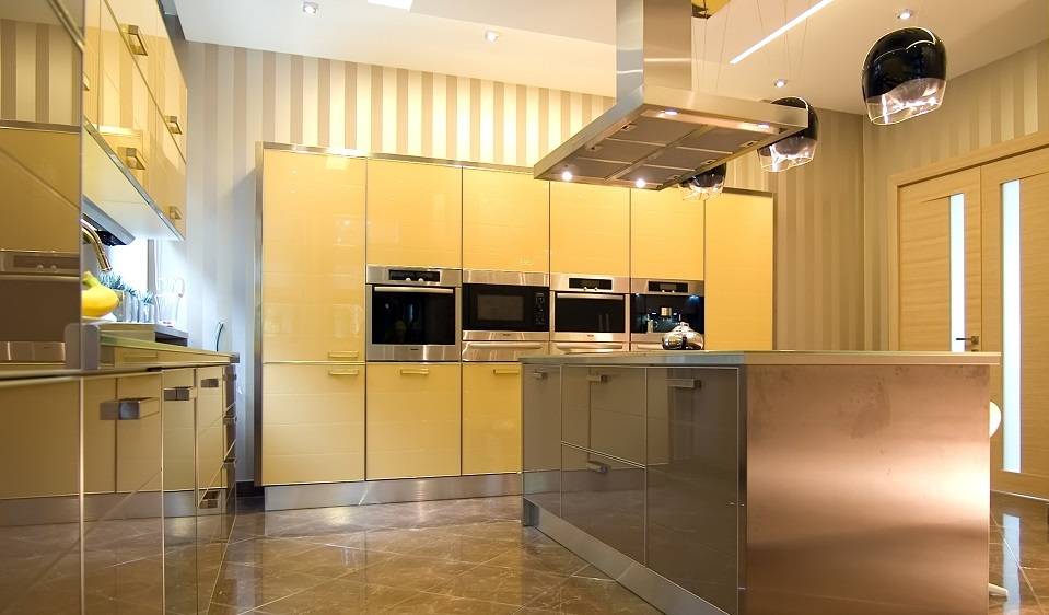 Золотой цвет в интерьере кухни – 40 фото и 6 советов