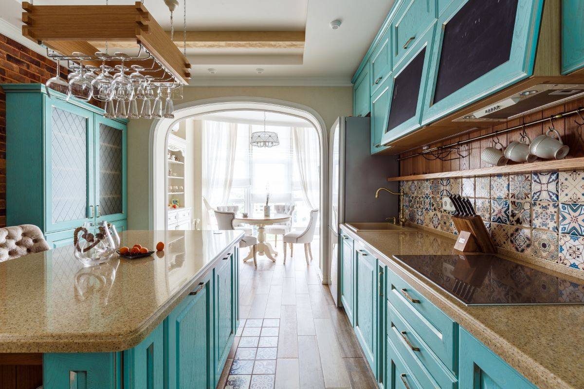 Кухня в средиземноморском стиле - дизайн средиземноморья в интерьере совмещенной гостинной, оформление кухни: люстры, плитка и фартук