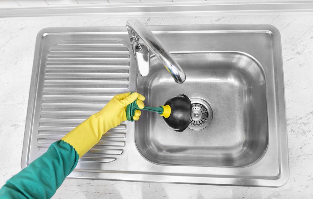 Как и чем прочистить засор в раковине в домашних условиях