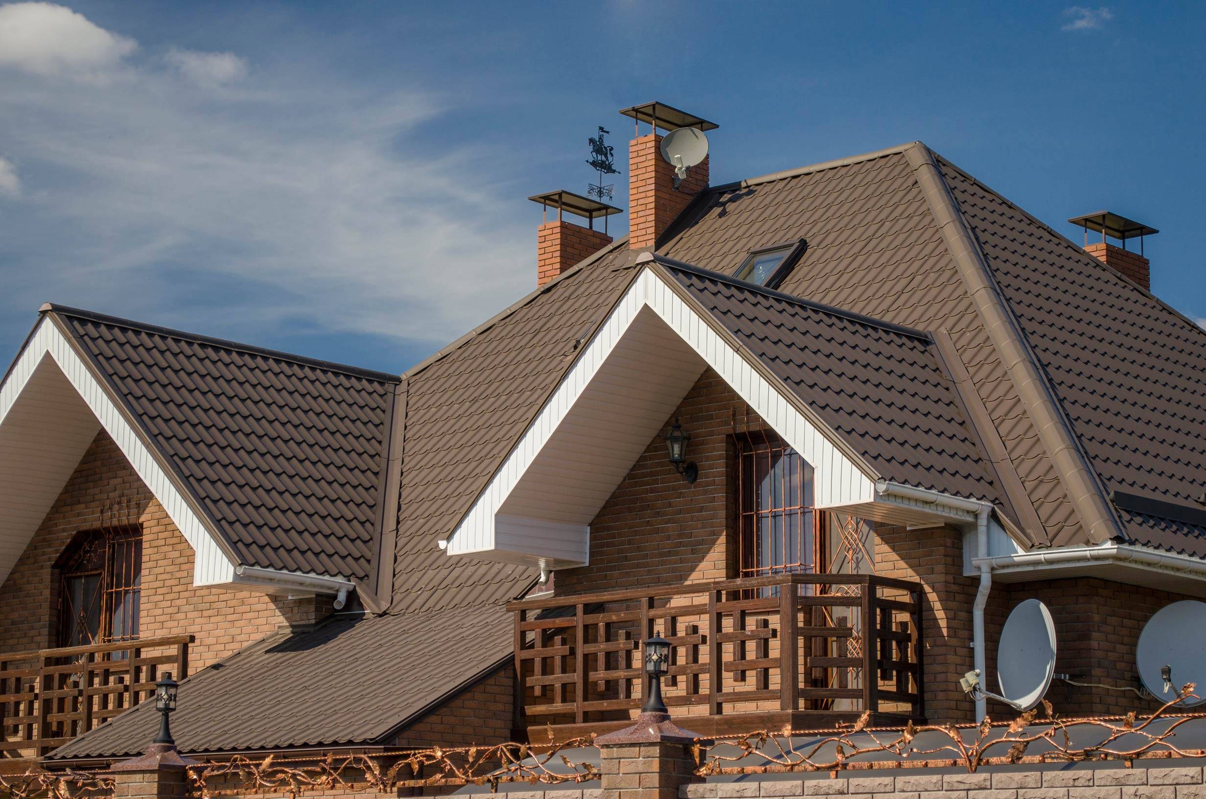 Коричневая металлочерепица: 100 фото крыш частных домов
