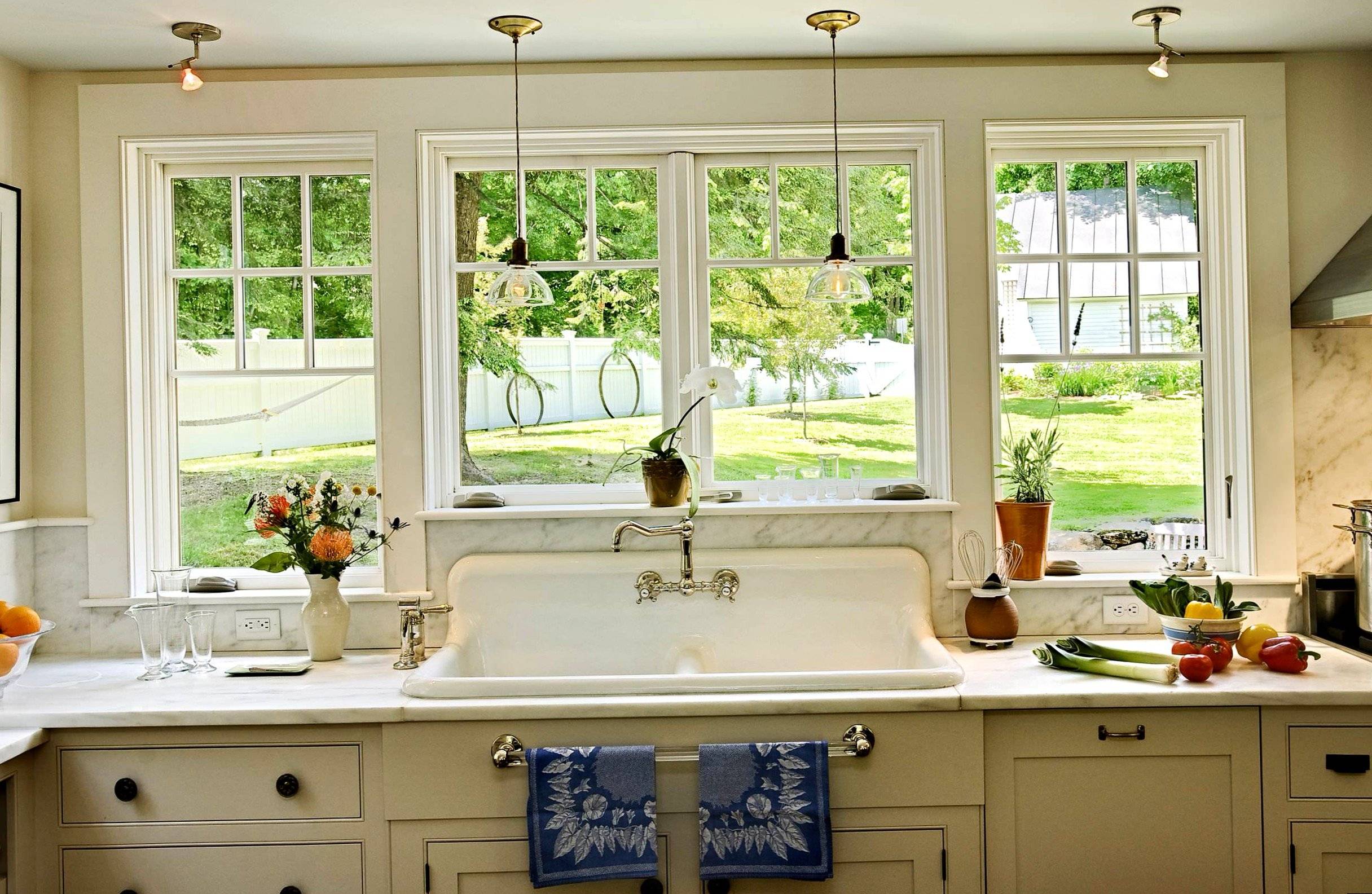 Кухня с раковиной у окна - дизайн и особенности размещения (+ фото идей)