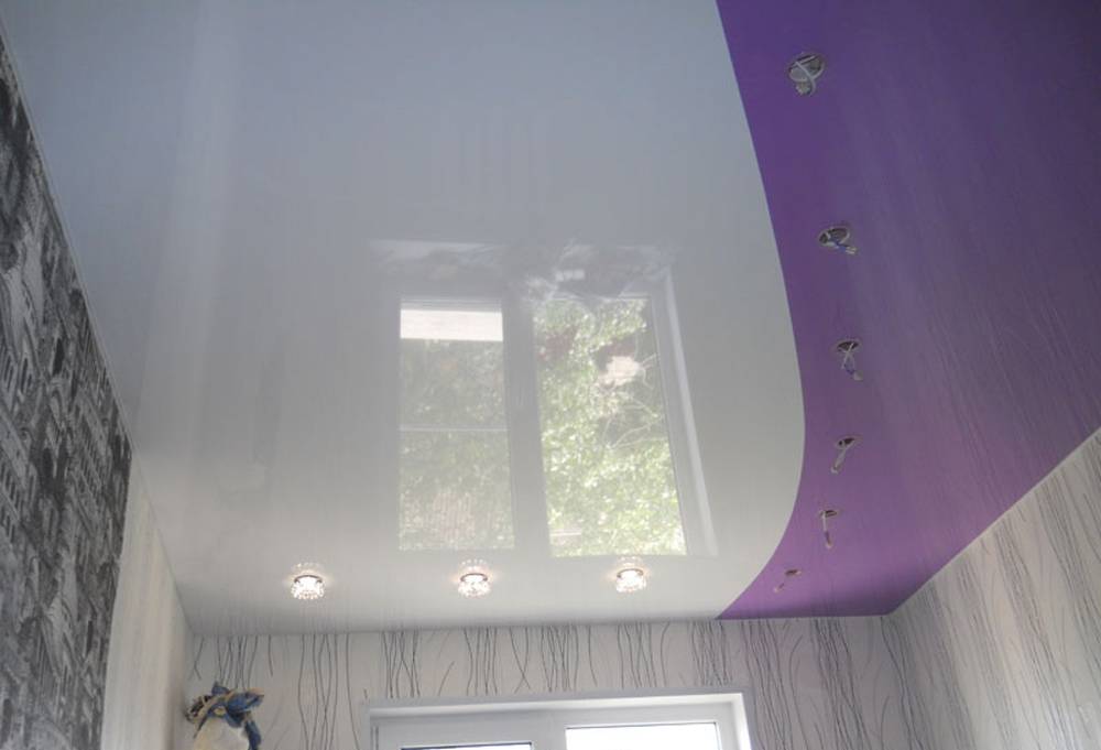 Двухцветные натяжные потолки (39 фото): возможна ли спайка двух цветов если потолок одноуровневый, одноуровневые варианты конструкций