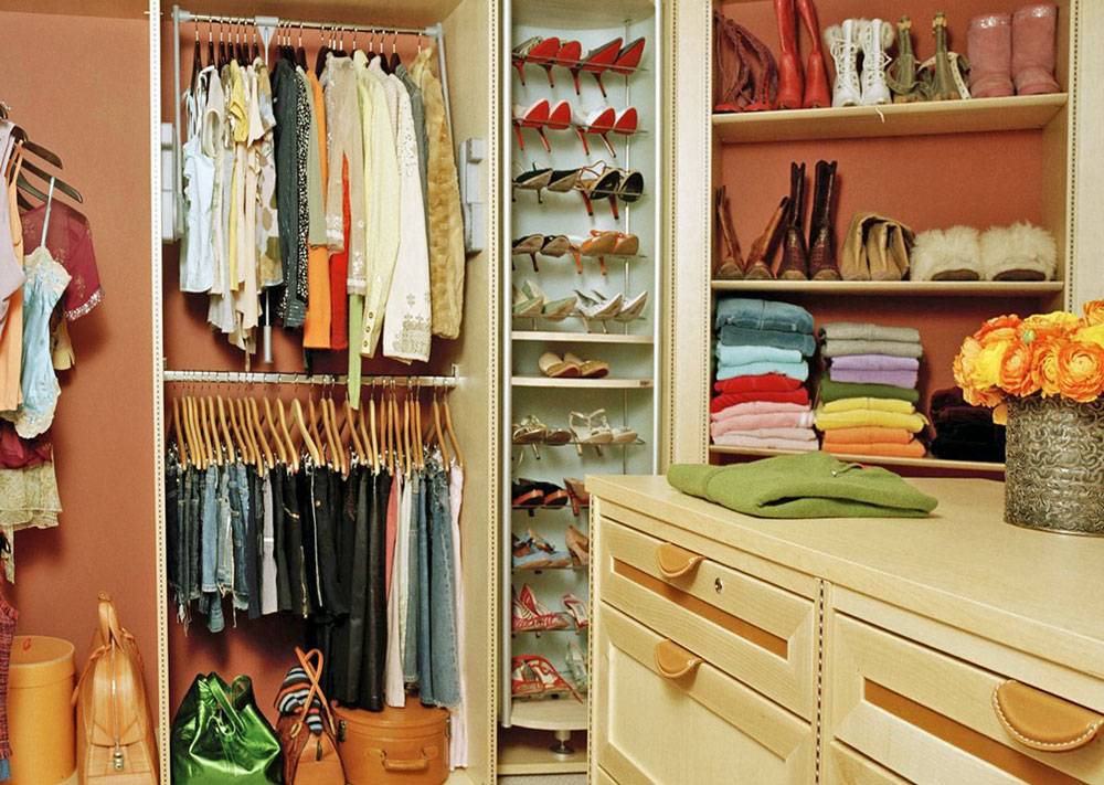 Как навести порядок в шкафу с одеждой: 10 советов и лайфхаков