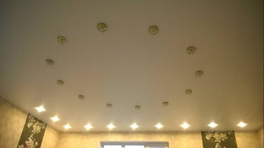 Как расположить светильники на натяжном потолке? (11 фото)