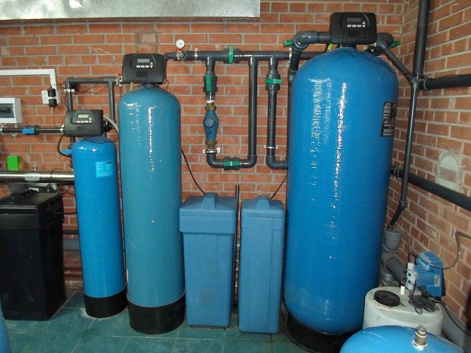 Очистка воды в частном доме цена. Аквафор обезжелезивание воды. Система фильтрации воды для скважины. Водоподготовка (система очистки воды) RAIFIL. Система фильтров для очистки воды из скважины.