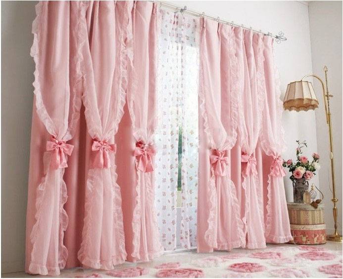 Как правильно использовать в интерьере помещений шторы розового цвета?