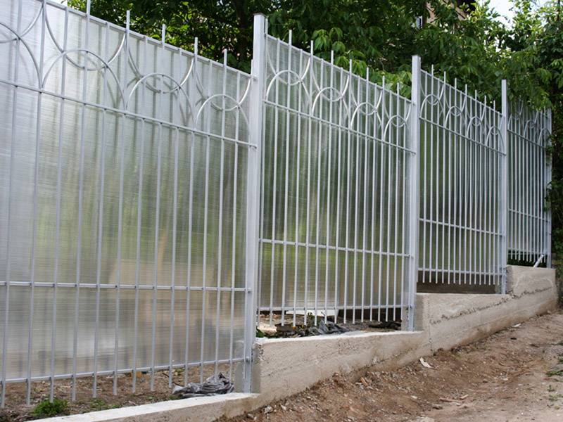 Забор из поликарбоната – простое и оригинальное решение для вашего участка