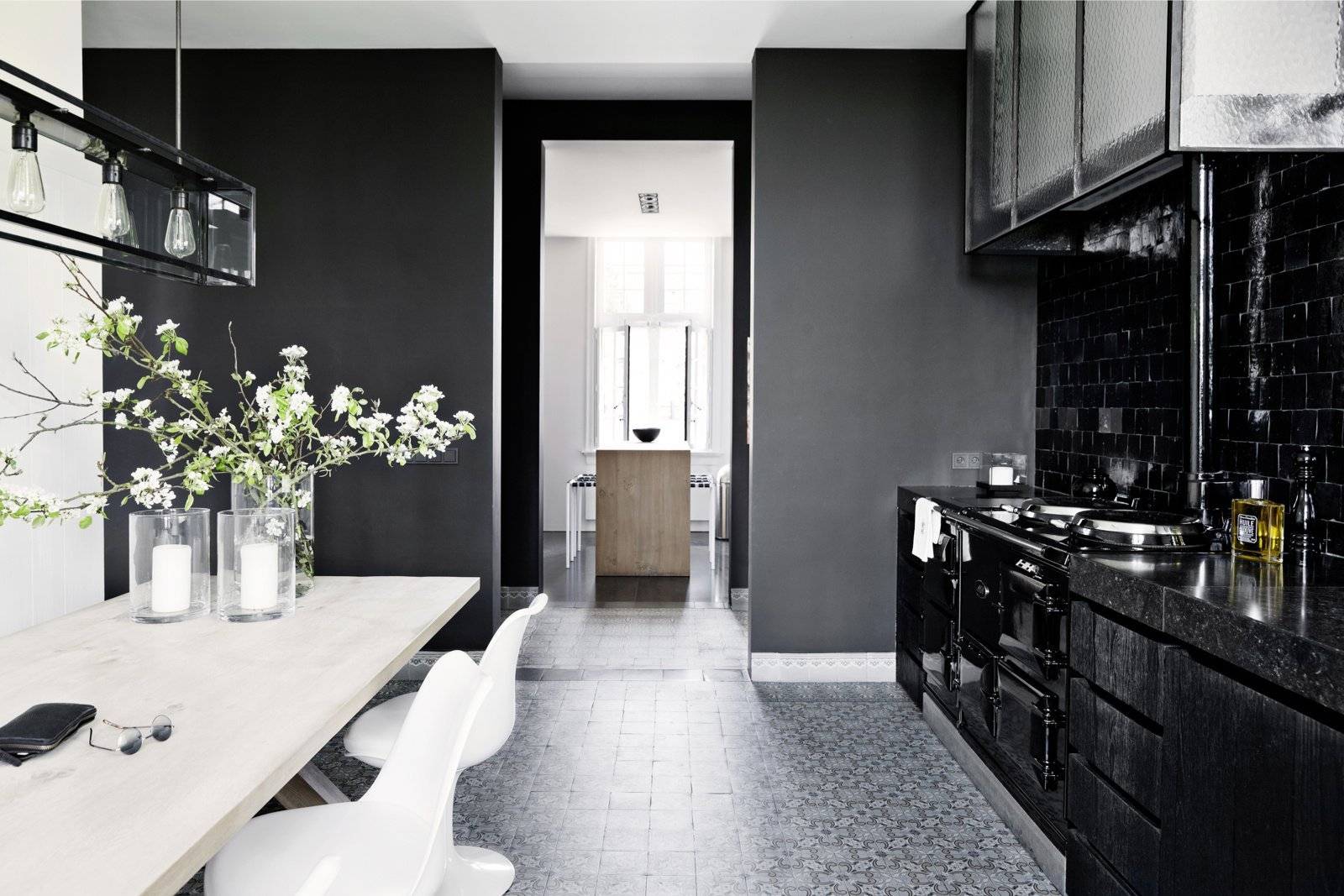 Дизайн чёрной кухни: особенности интерьера кухонного помещения в тёмных тонах, применение ярких акцентов