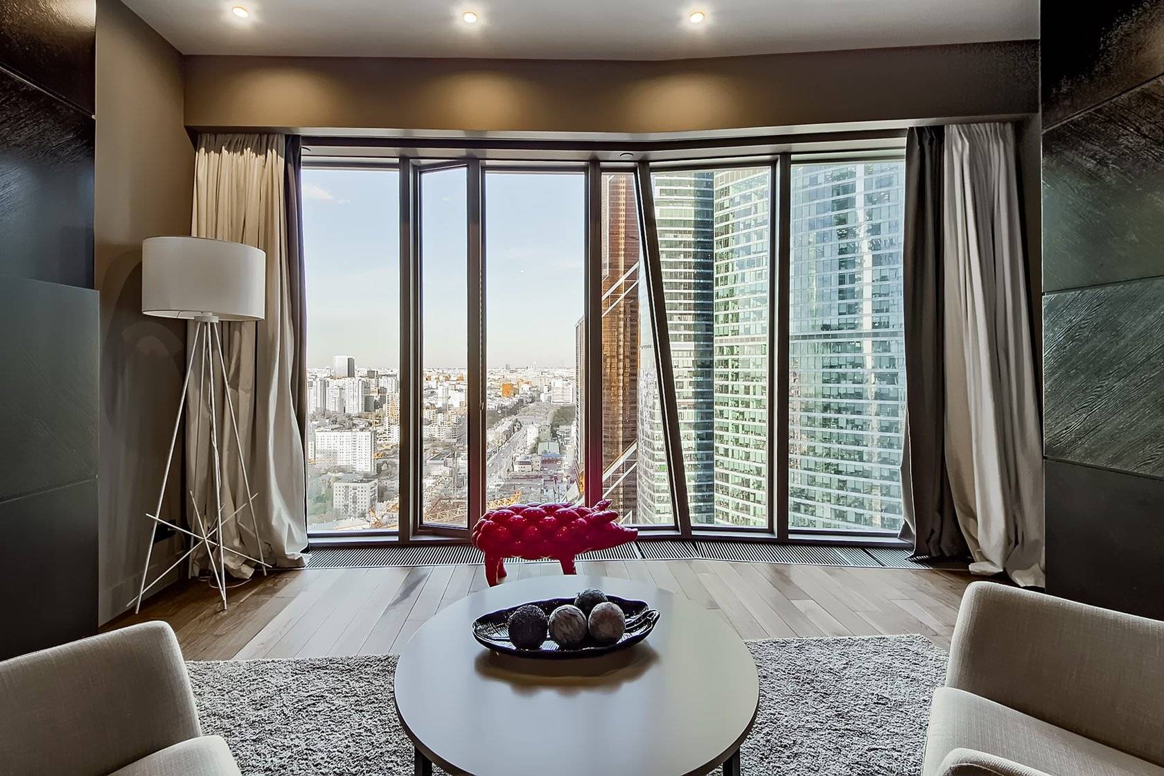 Панорамные окна в квартире: особенности установки и фото готовых решений