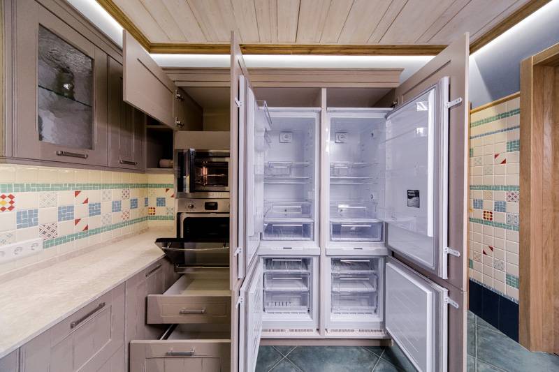 Встроенный холодильник - рейтинг лучших моделей и обзор самых модных тенденций (155 фото)