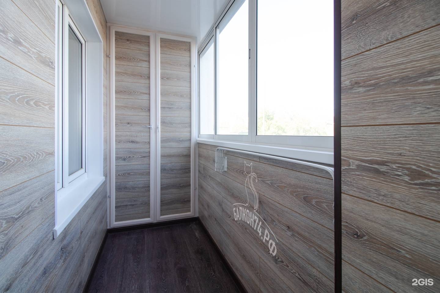 Отделка стен балкона ламинатом: характеристика материала, особенности, видео