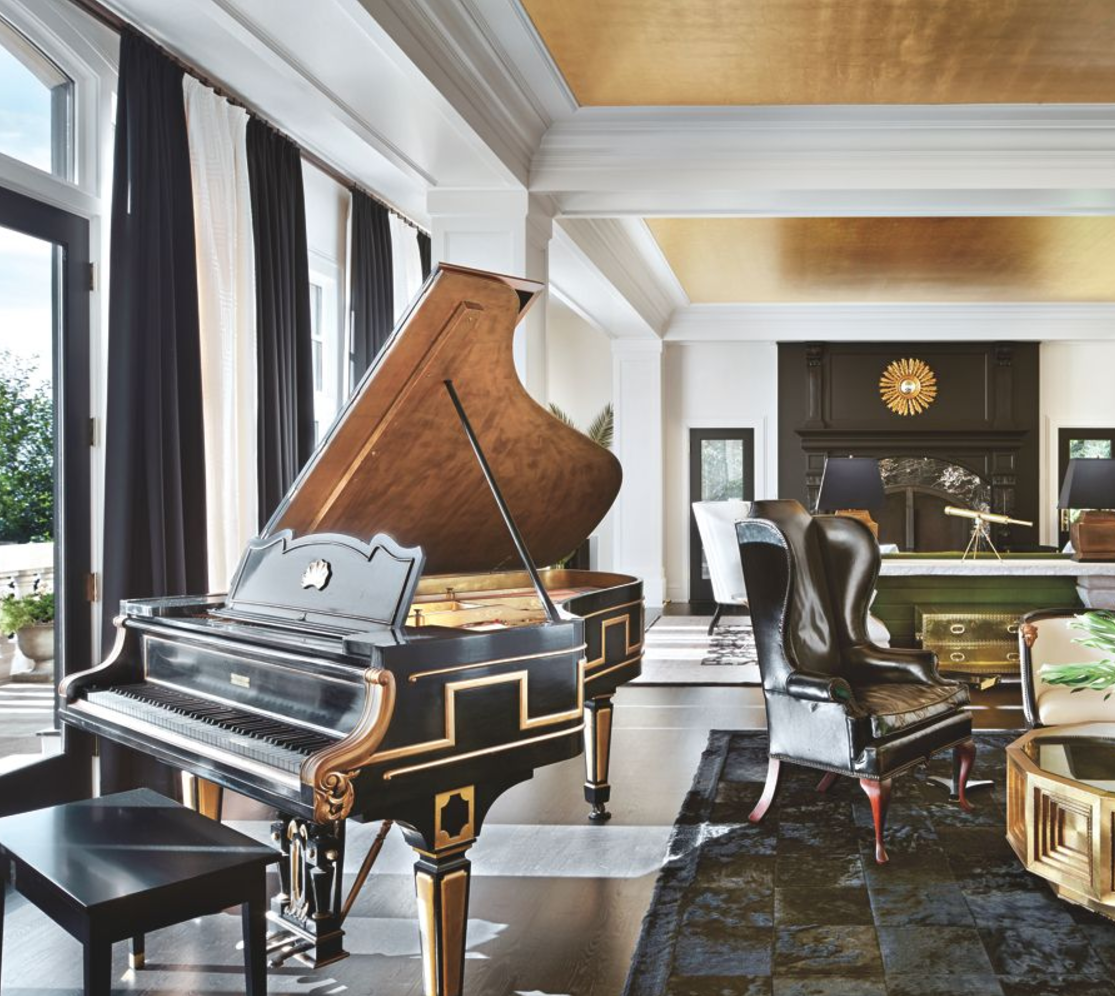 Пианино в интерьере гостиной: как обычный музыкальный инструмент превратить в арт-объект + 40 фото