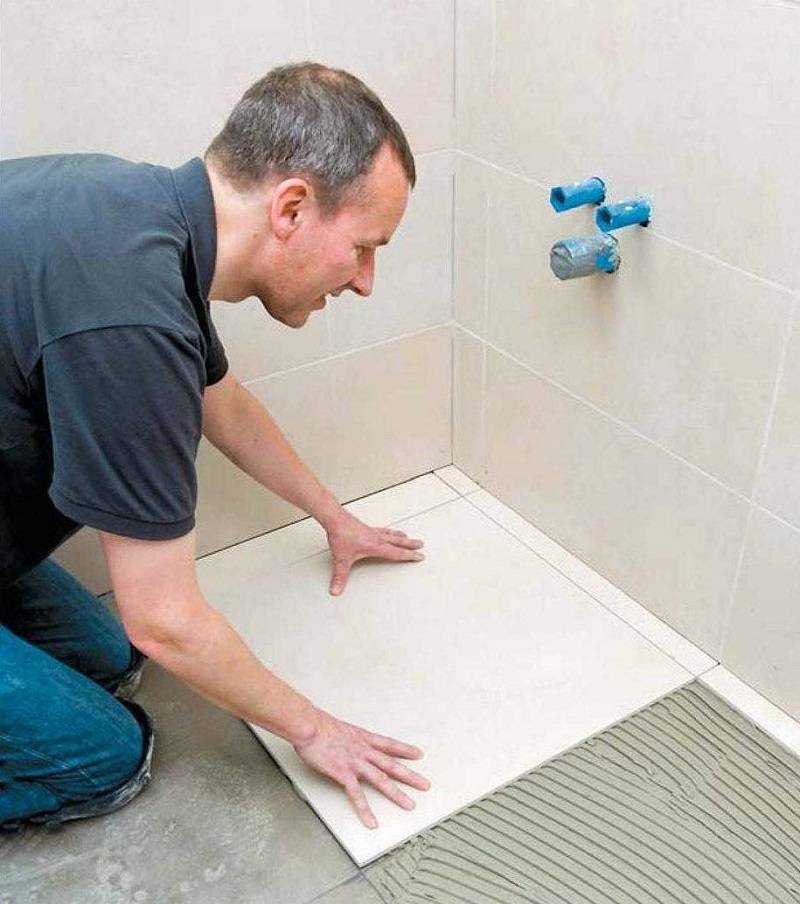 Как класть плитку на пол в ванной: укладка плитки пошагово и особенности выполнения работ