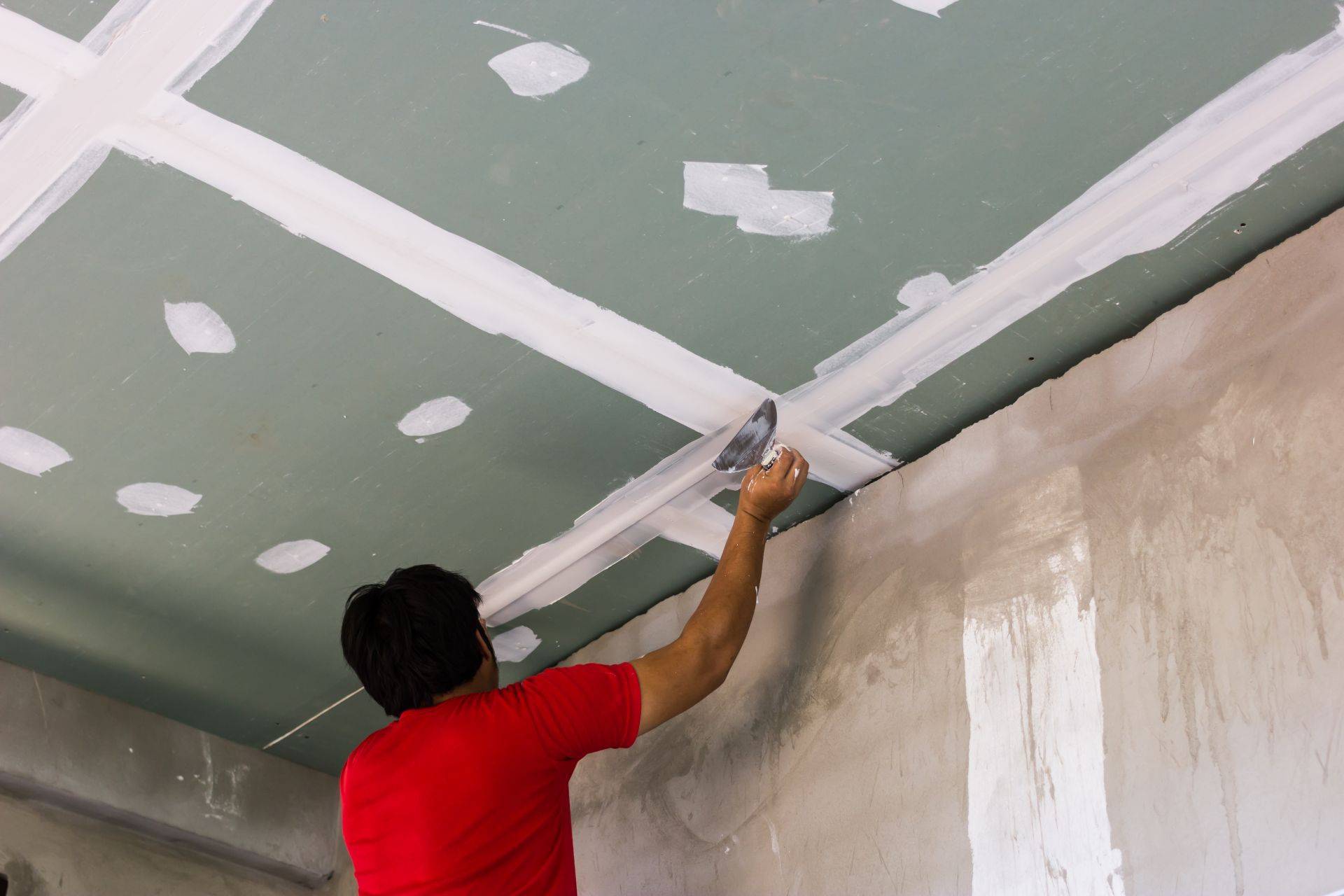 Как шпаклевать потолок из гипсокартона под покраску: видео