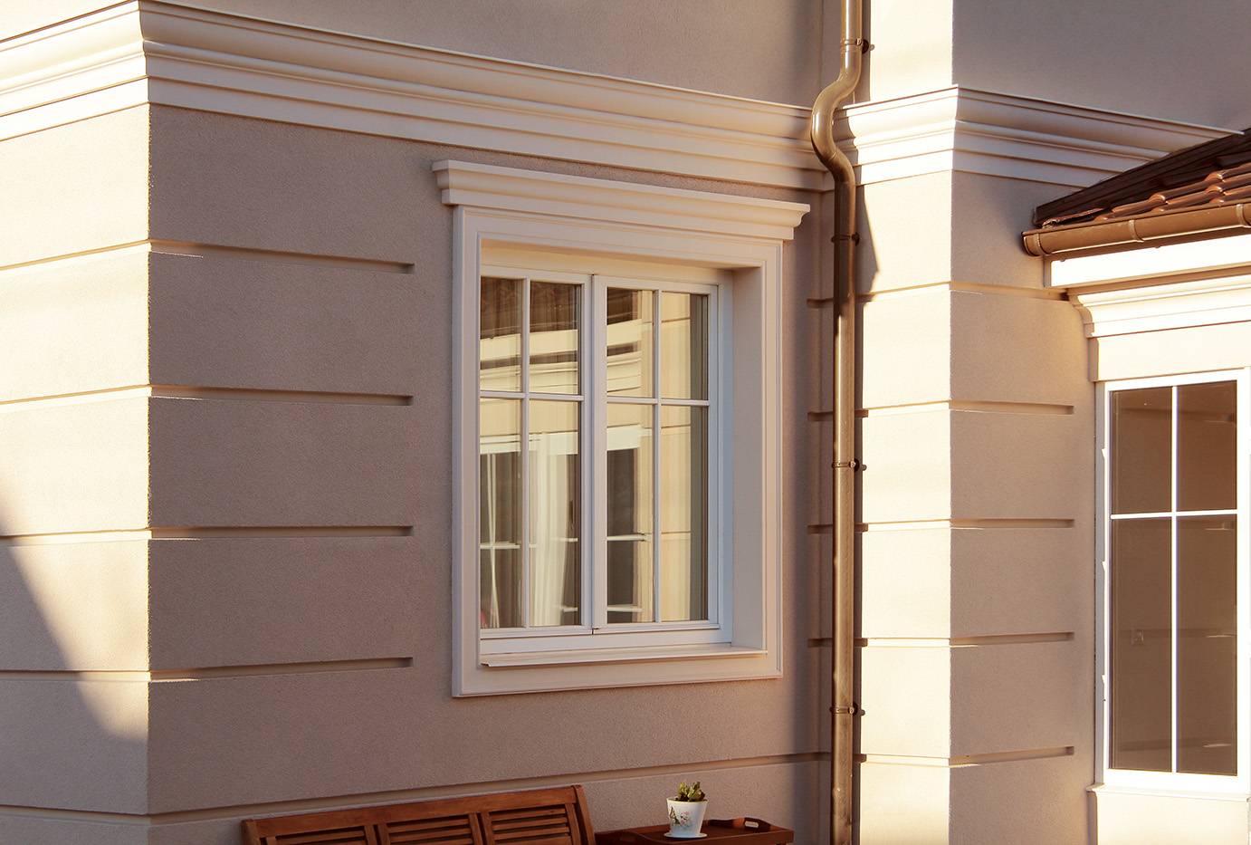 Резные окна с наличниками с узорами в деревянном доме, варианты красивого декора