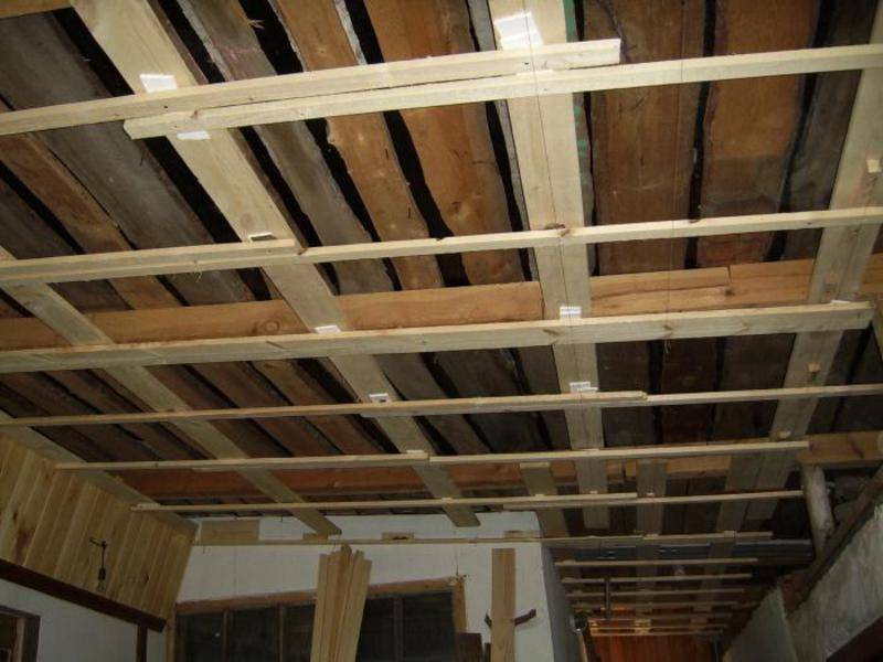 Этапы обустройства чернового потолка по деревянным балкам