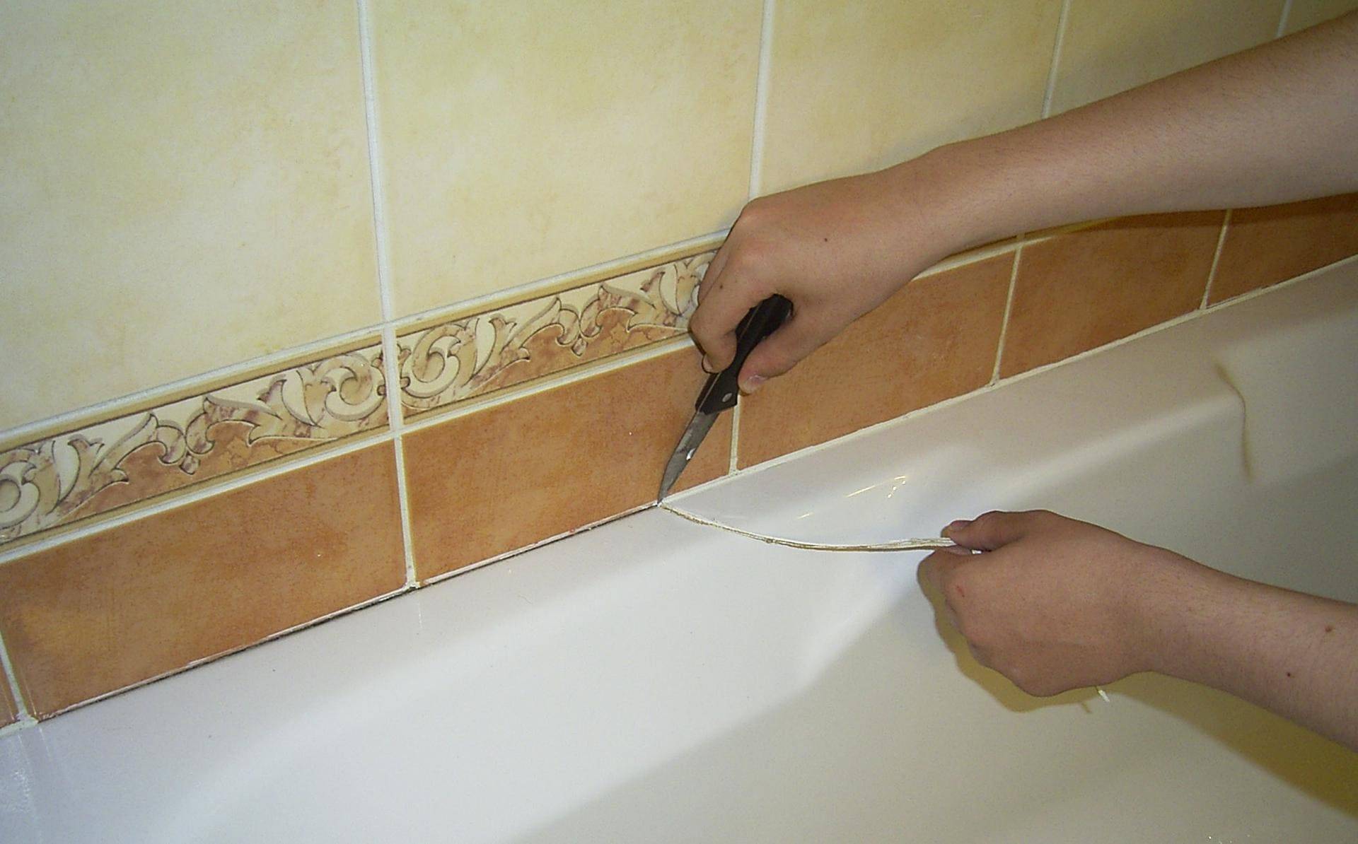 Как правильно заделать шов между стеной и ванной