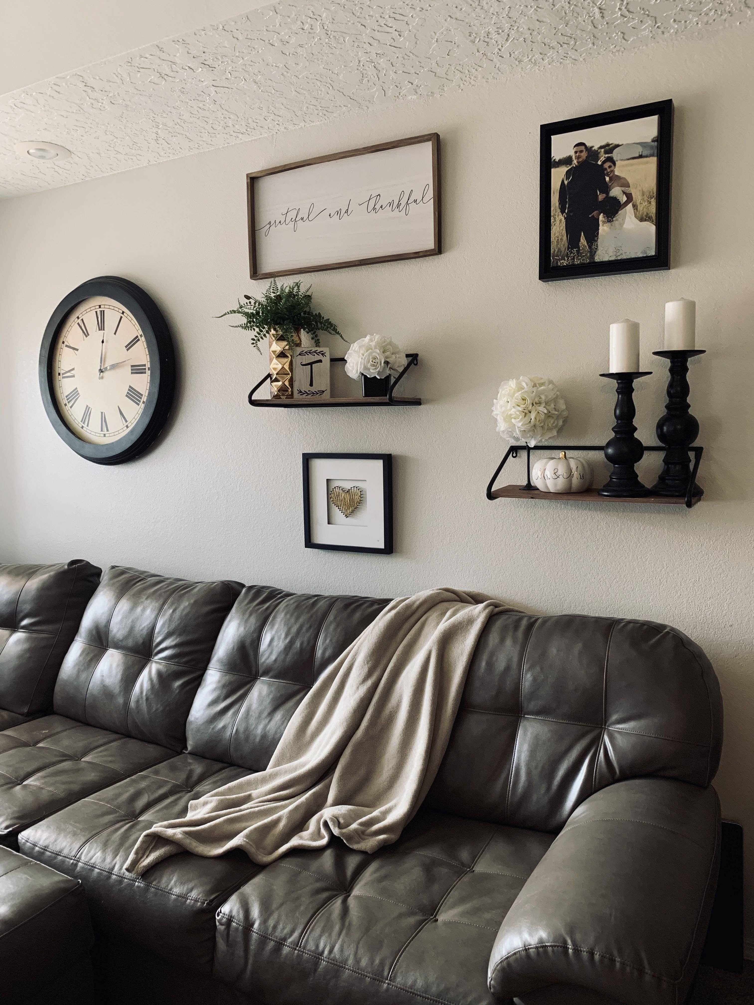 Стена над диваном в гостиной: топ-100 фото красивых идей оформления