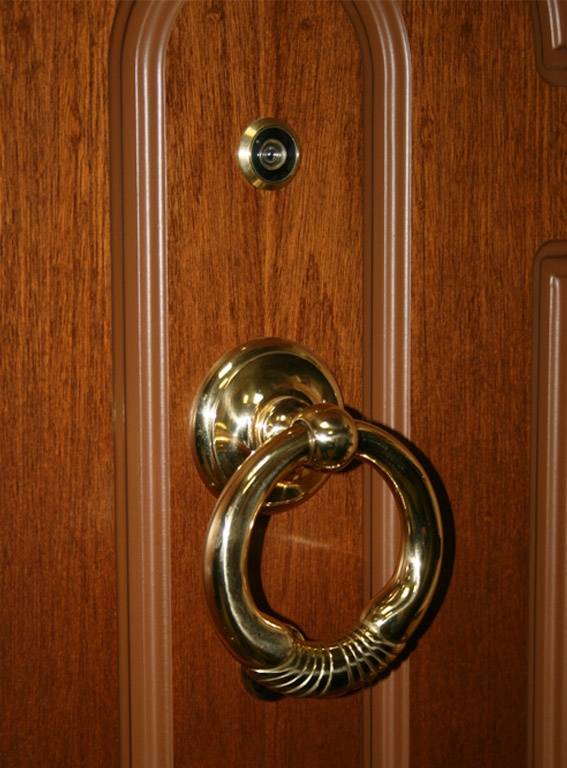 Как обновить входную дверь в квартире своими руками изнутри и снаружи, если это старая металлическая (железная) или деревянная конструкция, и вид на фото до и после