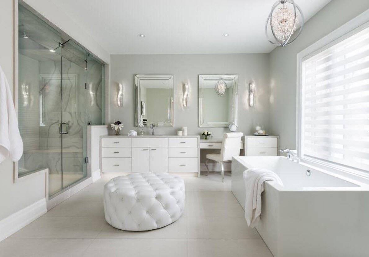 Ванны белые цена. Белая ванная комната. Ванная в белом цвете. Интерьер белой ванной комнаты. Санузел в современной классике.