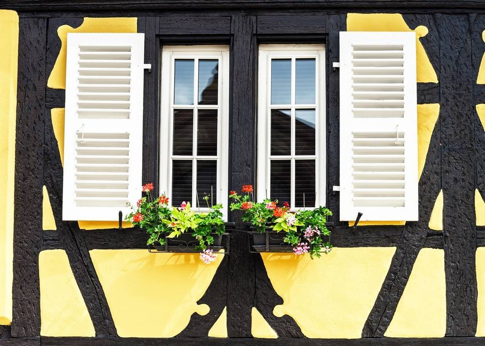 Удачные примеры преображения фасада дома при помощи ставень для окон (деревянные, металлические, пластиковые). Делаем просто и красиво (+Отзывы)