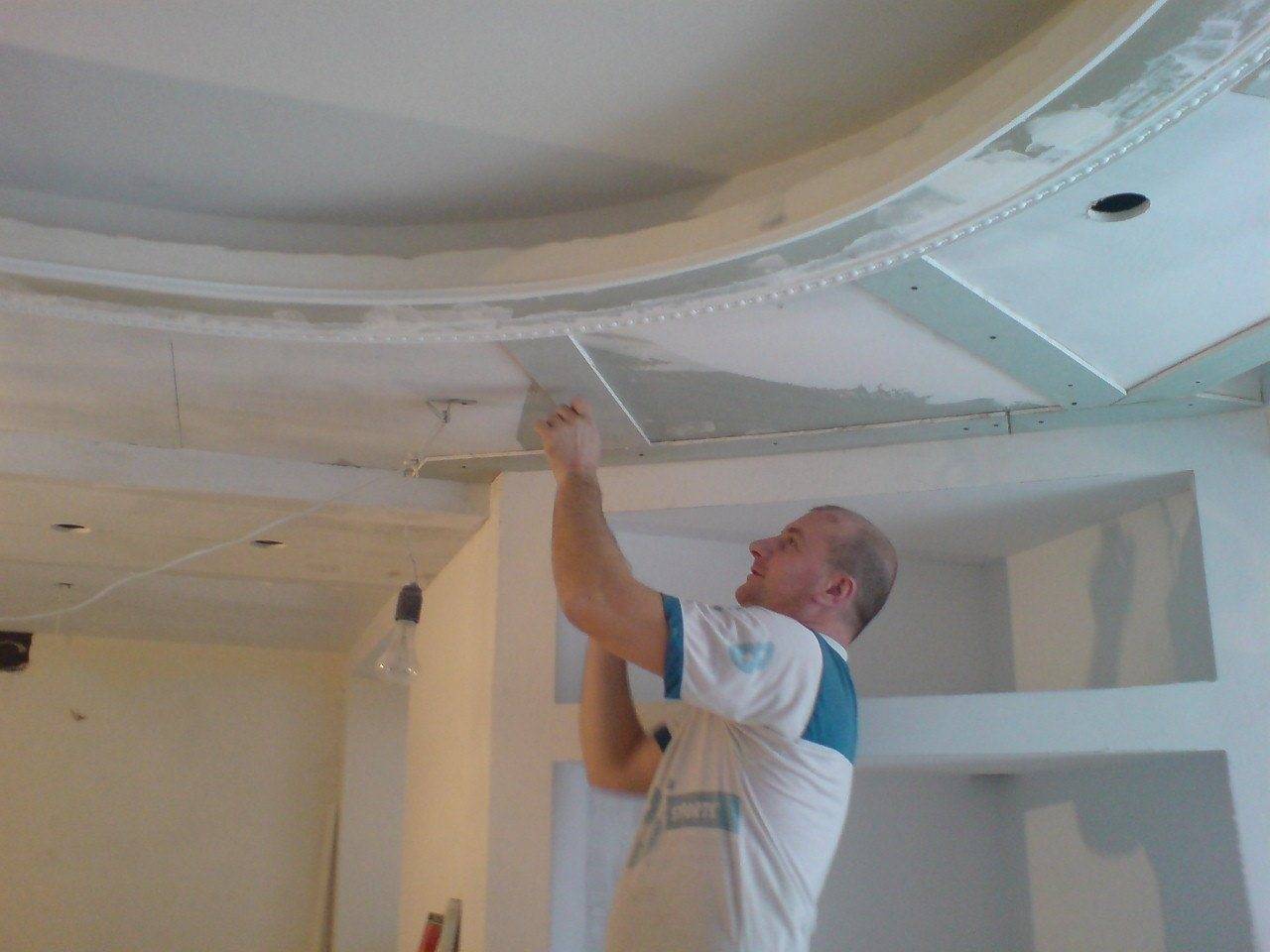 Варианты проведения ремонта потолка в квартире своими руками