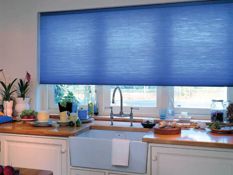Рулонные шторы на кухню: 75 фото в интерьере, лучшие идеи оформления окна