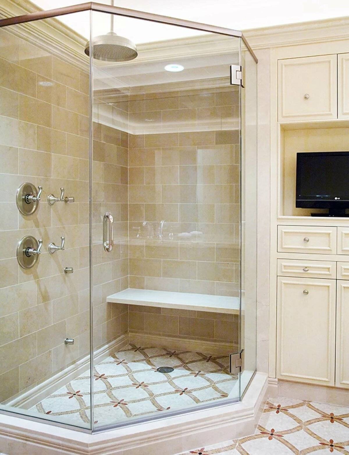 Дизайн душевой кабины в ванной комнате с туалетом, интерьер маленького санузла с угловым душем из стеклоблоков с керамическим поддоном