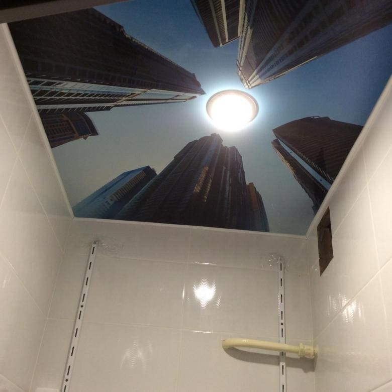 Натяжной потолок в ванной: плюсы и минусы выбора