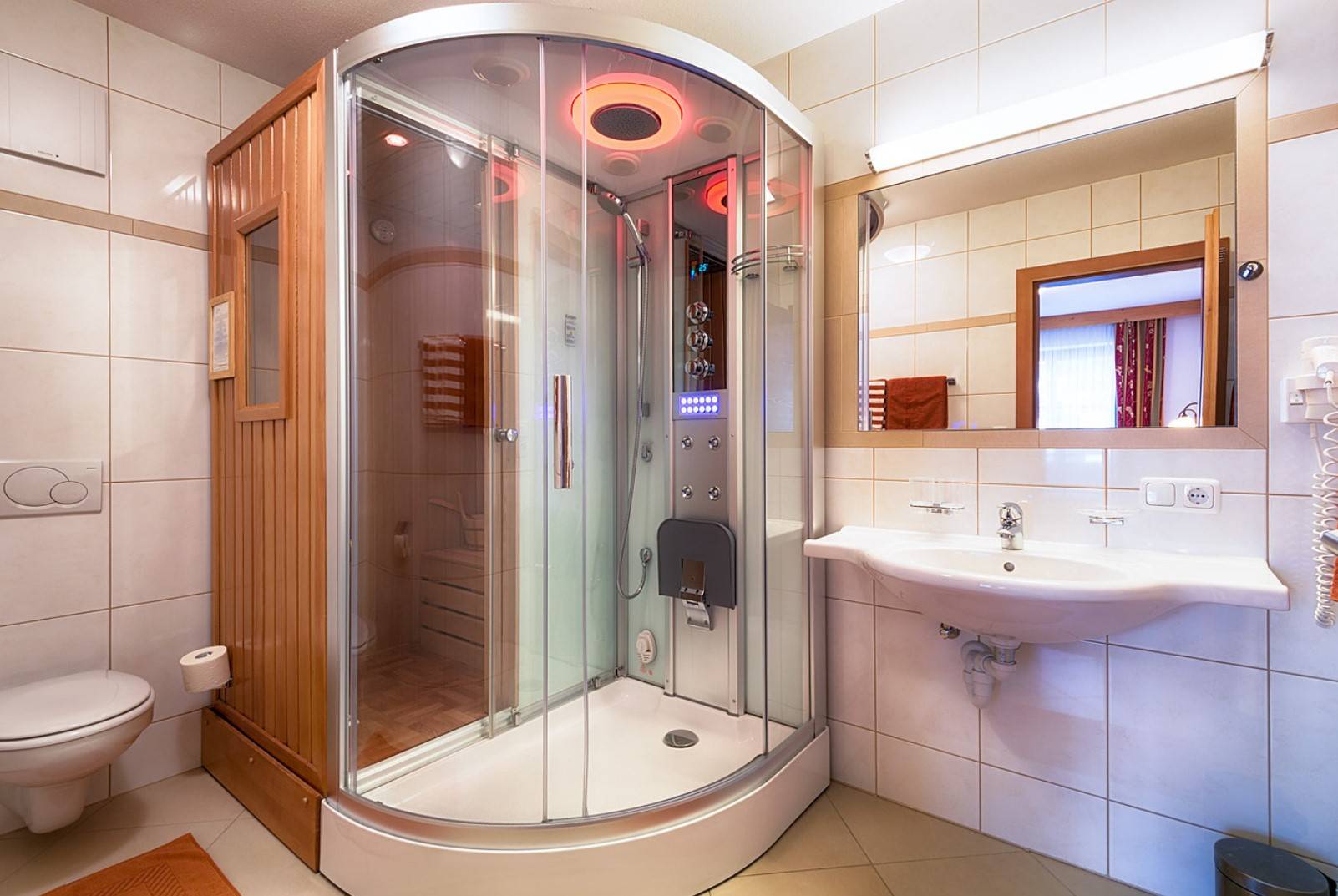 Душевая кабина в маленькой ванной: характеристики и фото