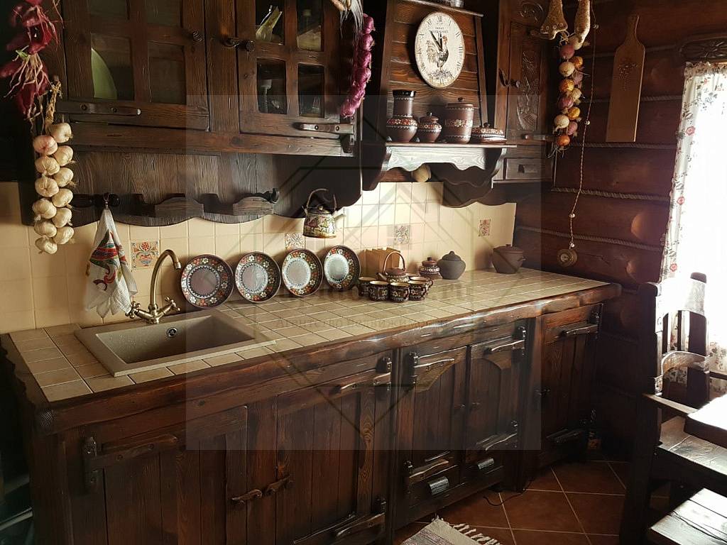 Кухня под старину: белый дизайн в комнате из массива дерева, выбор мебели и гарнитура