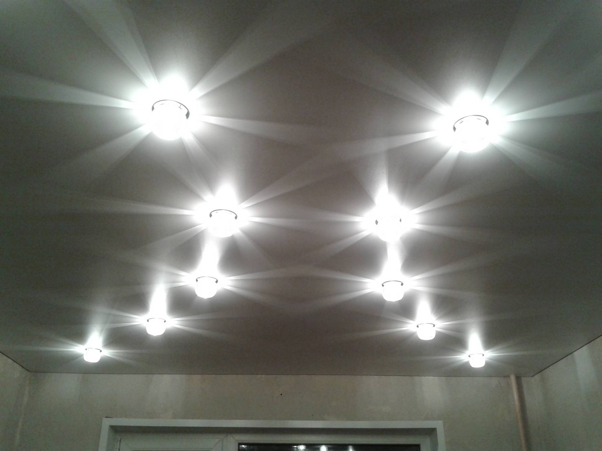 Как лучше расположить точечные светильники на натяжном потолке?