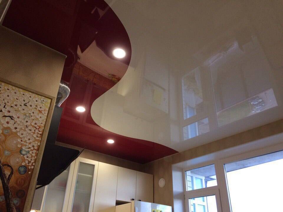 Двухцветные натяжные потолки: одноуровневые, в одном уровне, в зале, на кухне, с двумя цветами