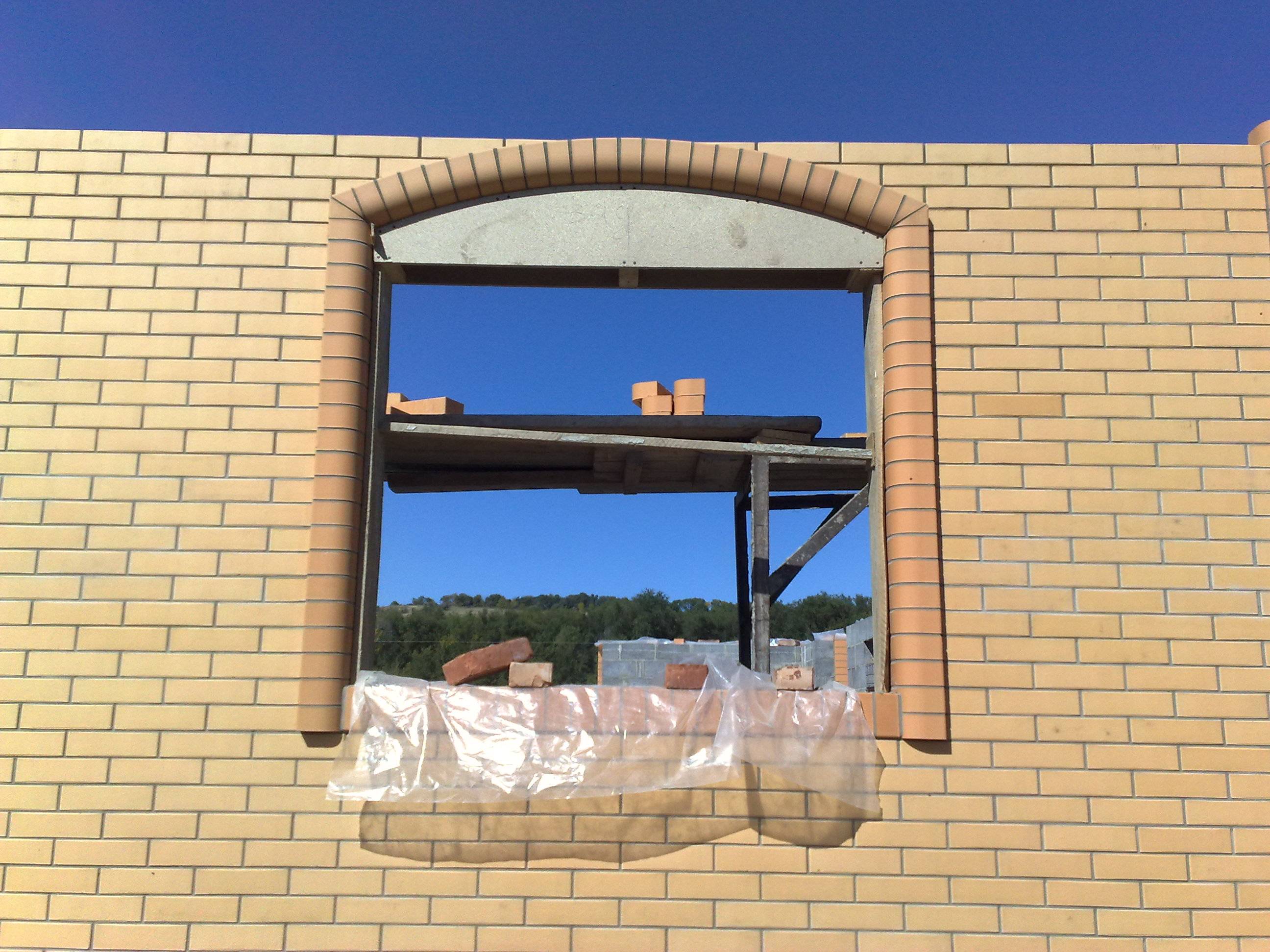 Как производится обрамление окон на фасаде дома облицовочным кирпичом + фото кладки