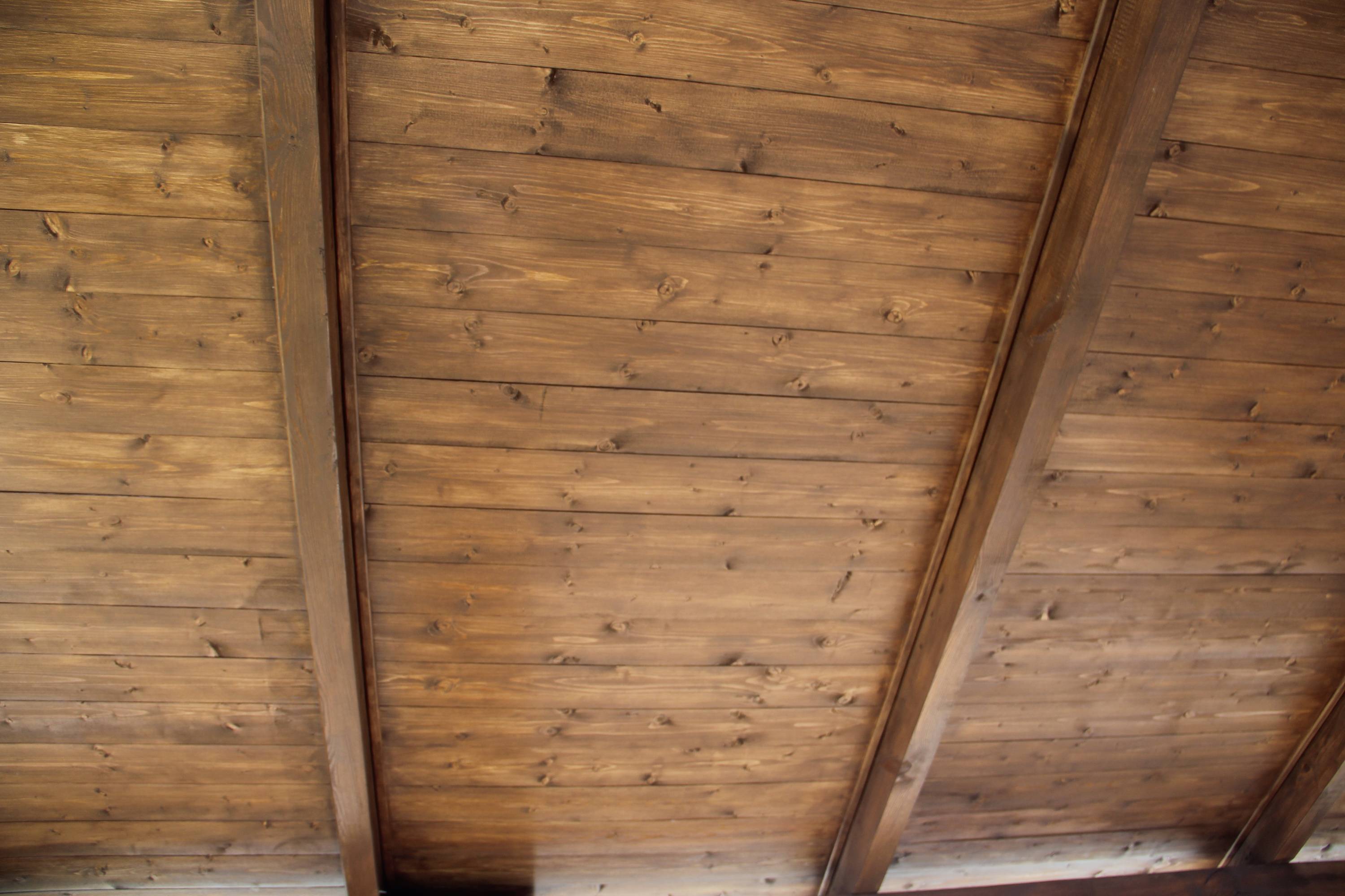 Как правильно подшить черновой потолок доской?