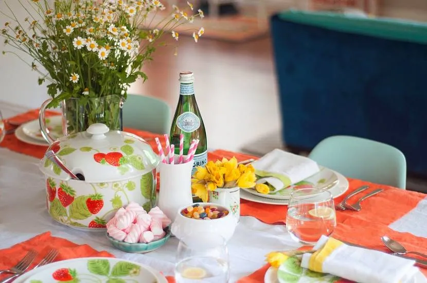 Сервировка и оформление на день рождения: как оригинально украсить праздничный стол в домашних условиях