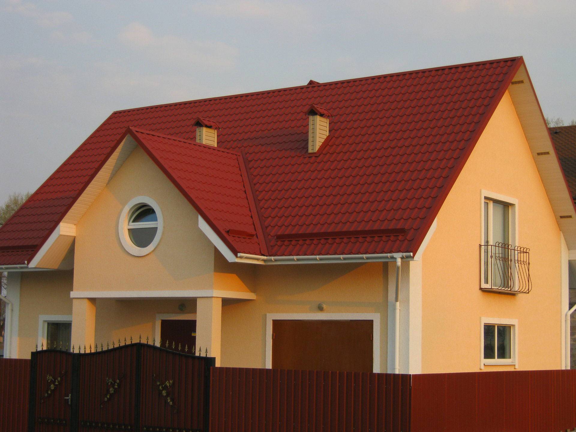 Красные крыши домов: 100+ фото оригинальных вариантов