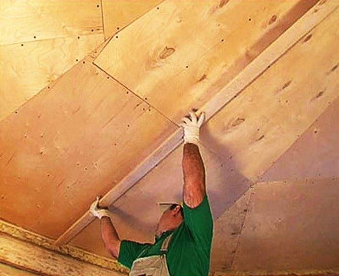 Делаем потолок из фанеры в деревянном доме — советы по отделке