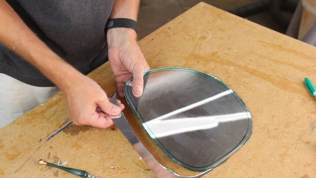 Самостоятельно режем зеркало: все способы и виды инструментов