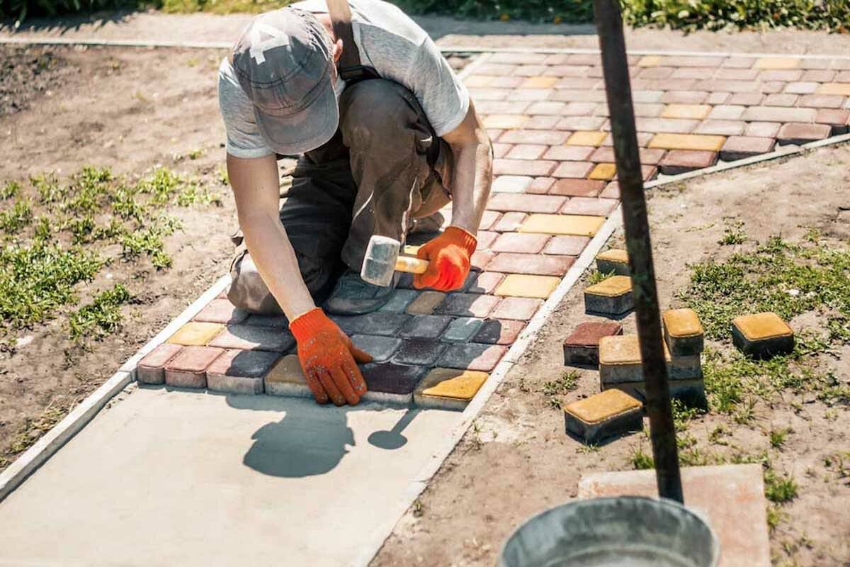 Как правильно положить тротуарную плитку на бетонное основание