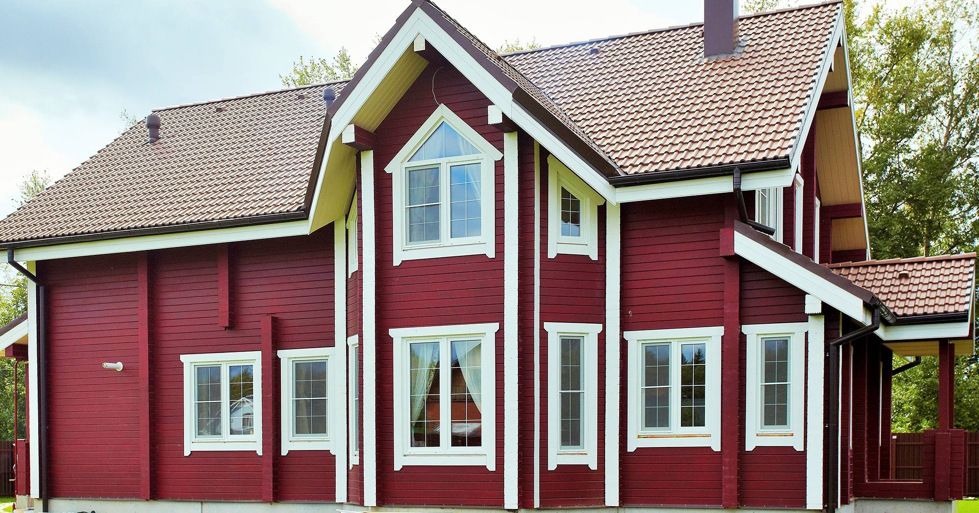 Чем покрасить деревянный дом снаружи — подробный обзор