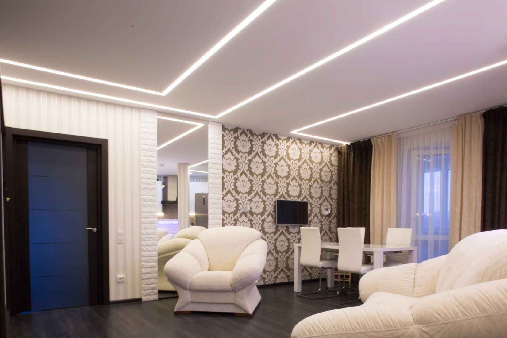 Освещение в гостиной с натяжным потолком: расположение точечных светильников в зале