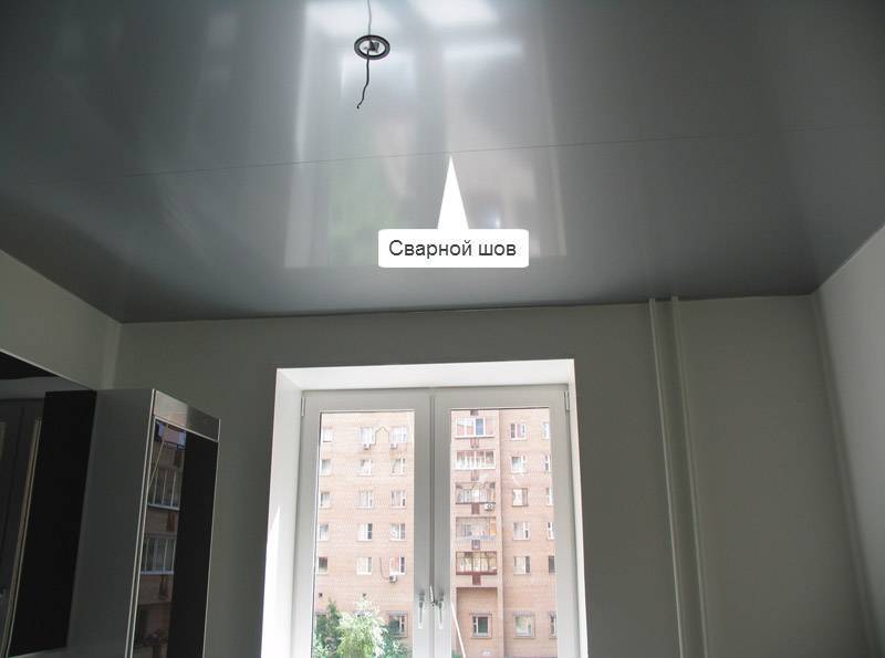 Натяжной потолок глянцевый: зеркальный блеск и дополнительный объем в комнате