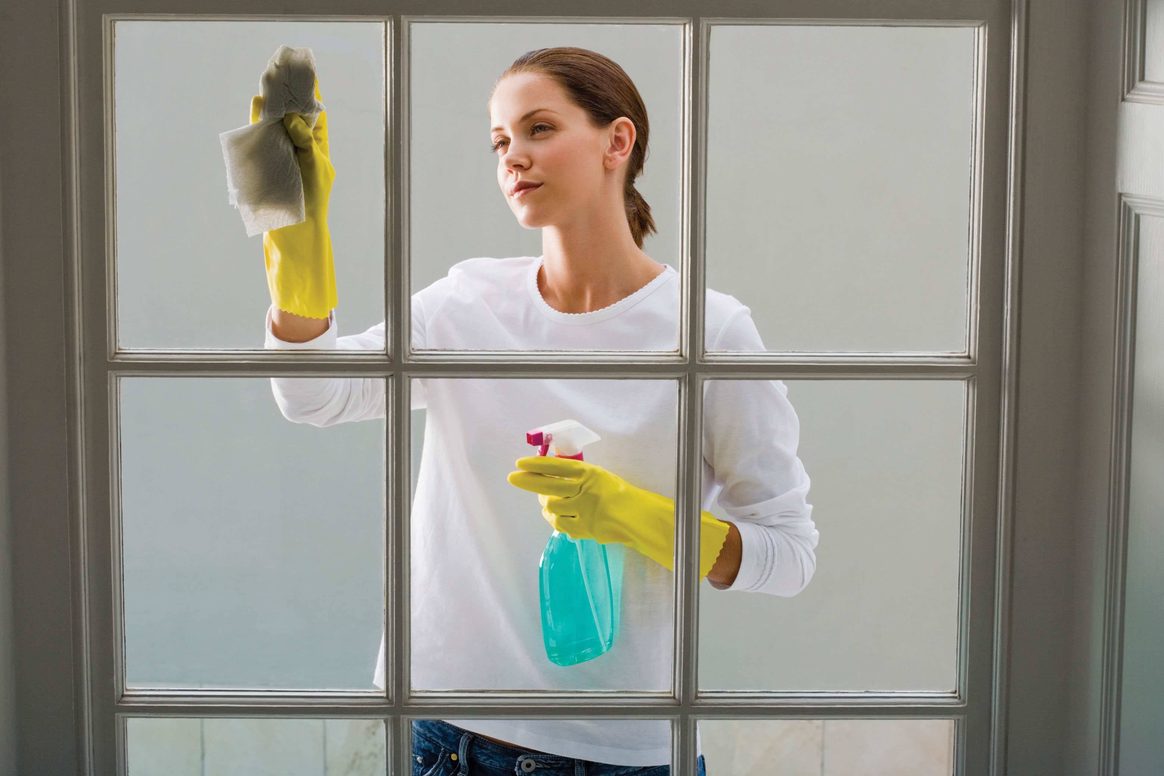 Как помыть окна без разводов – народные средства
