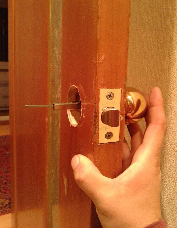 Врезка защелки в межкомнатную дверь. как самостоятельно установить в межкомнатную дверь защелку — пошаговая инструкция | хитрости ремонта