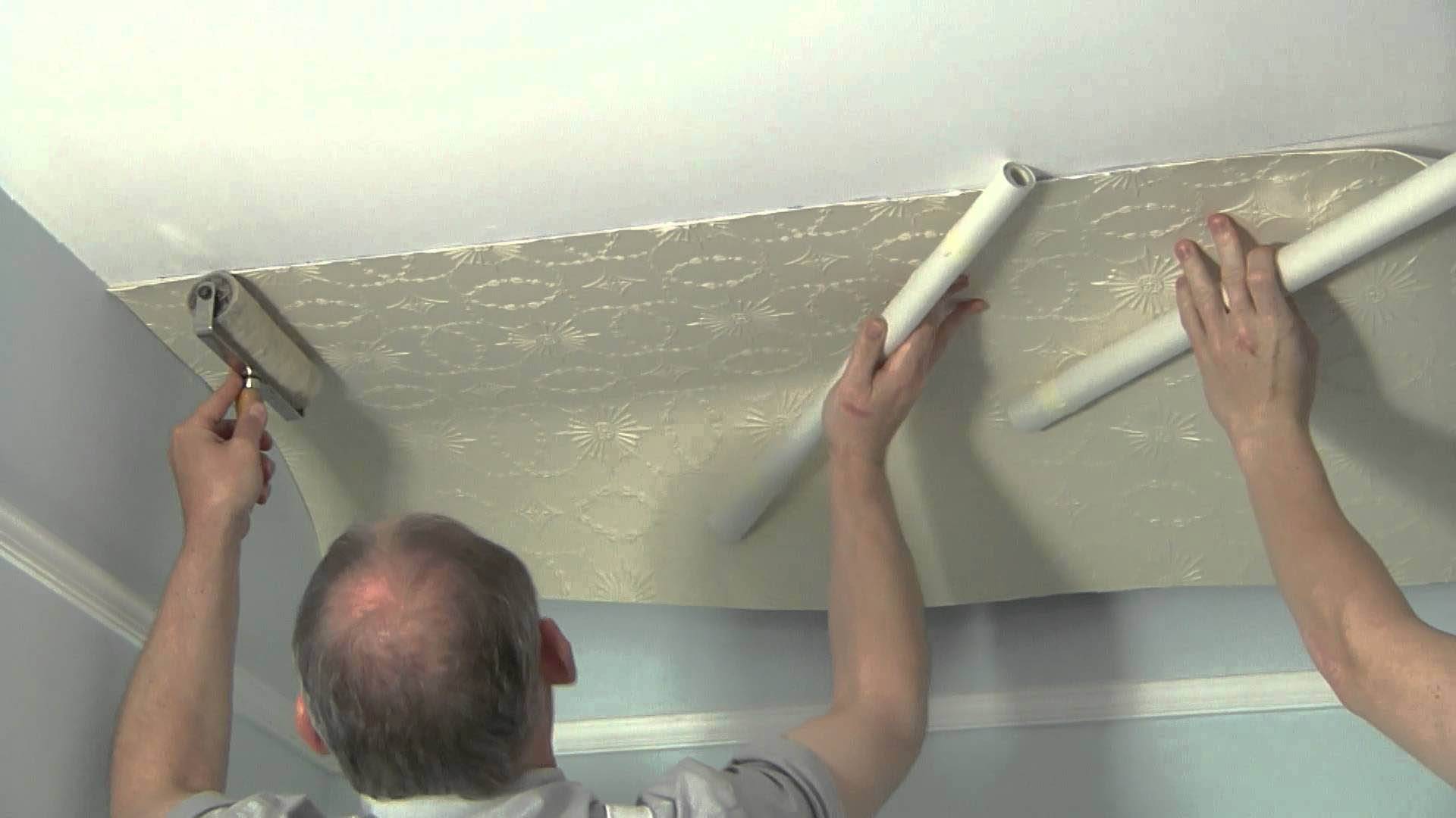 Поклейка обоев на потолок: подготовка, инструкция по работе, особенности, материалы и поверхности