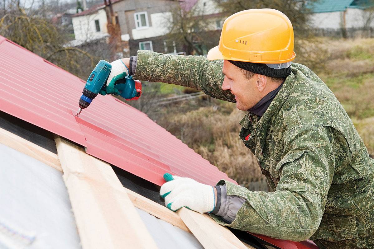 Как покрыть крышу профнастилом своими руками?